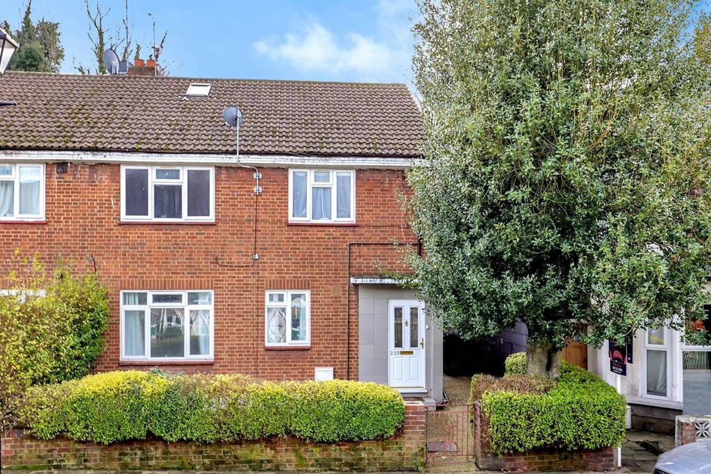 Hollydale Road, Peckham, London, SE15 2 bed flat for sale £230,000