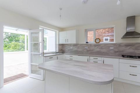 4 bedroom detached house to rent, Anglesmede Crescent, Pinner, HA5