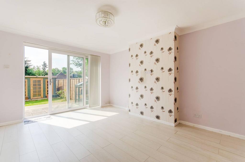 Chamberlain Way, Pinner, HA5 2 bed £1,700 pcm (£392 pw)