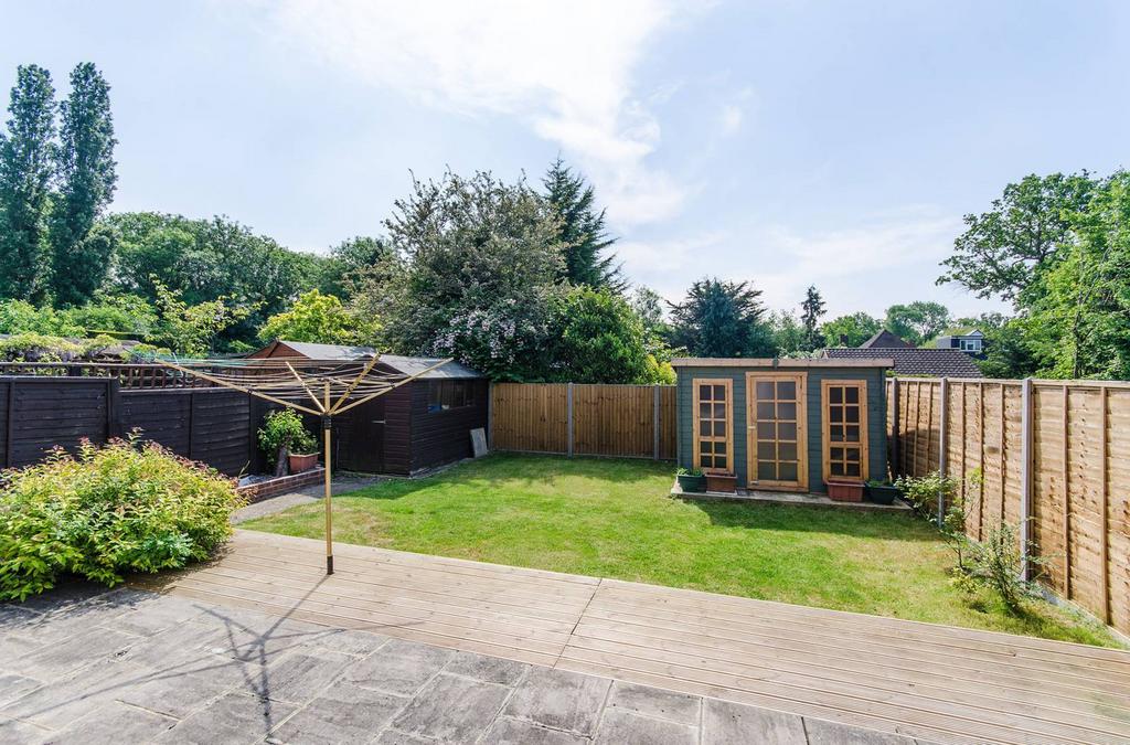 Chamberlain Way, Pinner, HA5 2 bed to rent £1,700 pcm (£