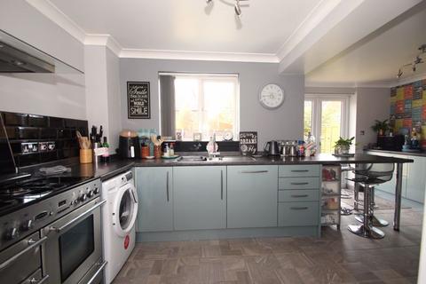 10 Demozay Close, Hawkinge, Folkestone, CT18 7PL