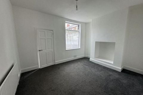 2 bedroom end of terrace house to rent, Seaford Road, Salford