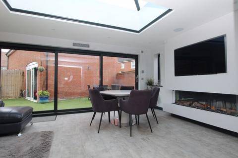 5 bedroom end of terrace house for sale, Peacock Gardens, Bedford MK42