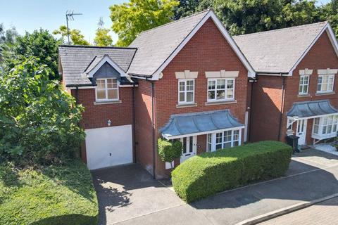 4 bedroom semi-detached house for sale, Bay Tree Close, The Avenue IG6