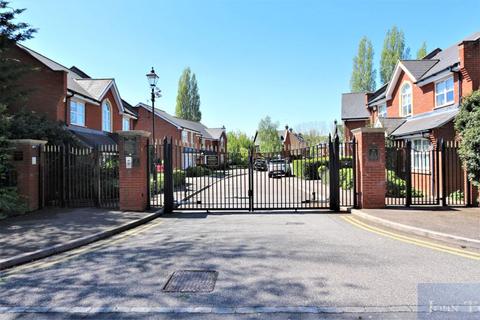 4 bedroom semi-detached house for sale, Bay Tree Close, The Avenue IG6