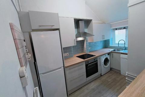 2 bedroom flat to rent, Station Road, Deganwy, LL31 9EJ