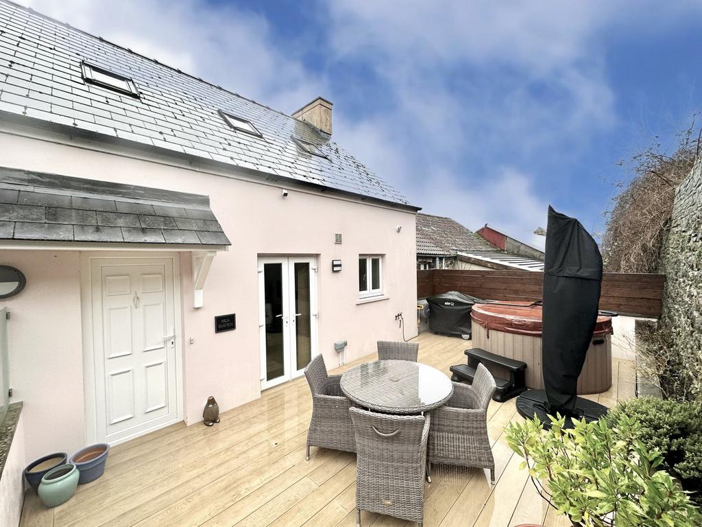 The Strand, Saundersfoot, Pembrokeshire, SA69 1 bed flat for sale £275,000