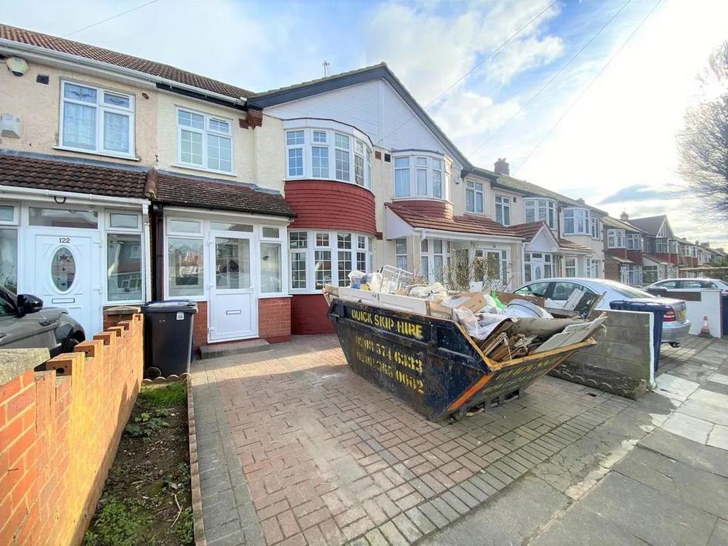 Ascot Gardens, Southall UB1 4 bed terraced house £3,400 pcm (£785 pw)