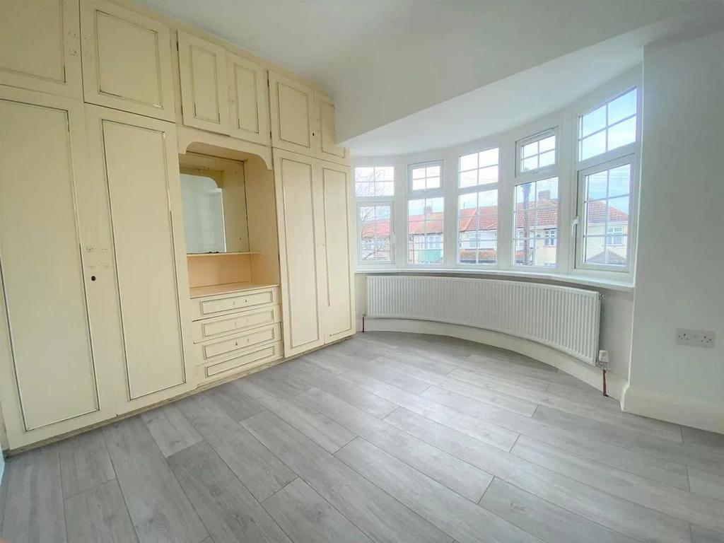 Ascot Gardens, Southall UB1 4 bed terraced house £3,400 pcm (£785 pw)
