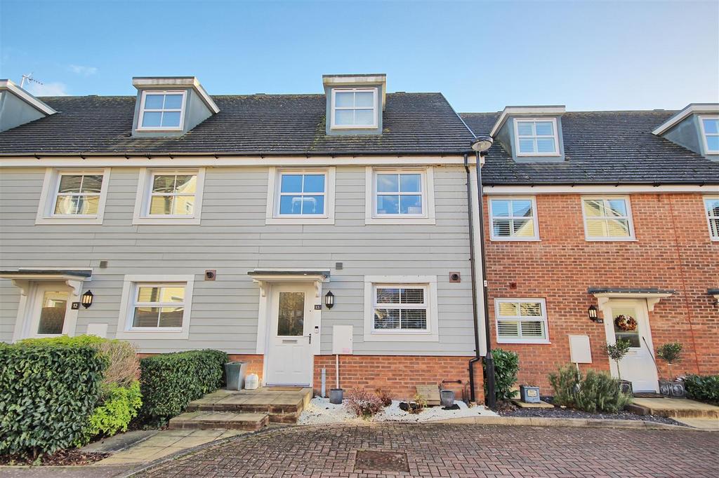 Plaxton Way, Ware SG12 3 bed terraced house for sale £530,000