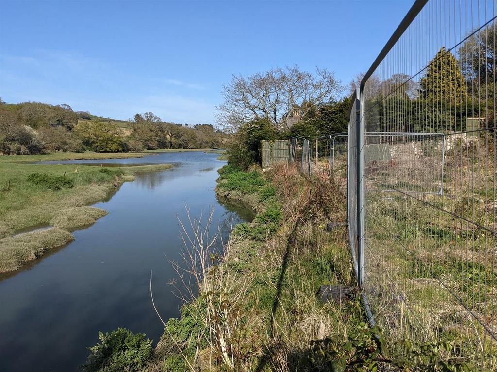 Torpoint PL11 5 bed property with land for sale £220,000