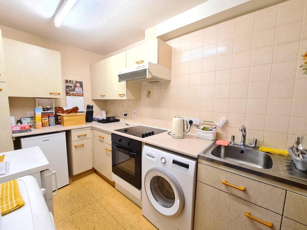 Nutfield Close, Carshalton 1 bed flat - £215,000