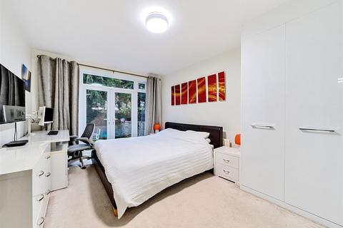 3 bedroom flat for sale - Gay Close, London, NW2