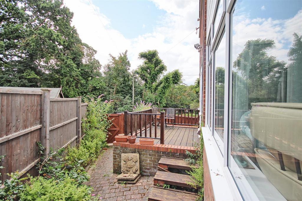 Side garden and decking