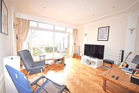 4 bedroom terraced house to rent, Mallard Place, Strawberry Hill