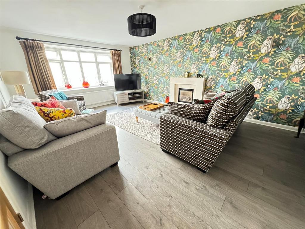 Hillview Road, Rayleigh 5 bed detached house for sale £850,000