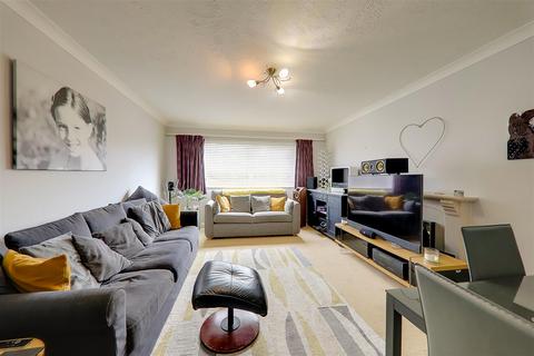2 bedroom flat for sale - Wakehurst Court, Worthing BN11