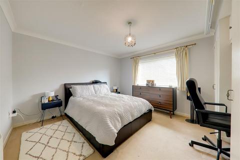 2 bedroom flat for sale, Wakehurst Court, Worthing BN11