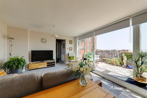 2 bedroom flat for sale, Guildbourne Court, Worthing BN11