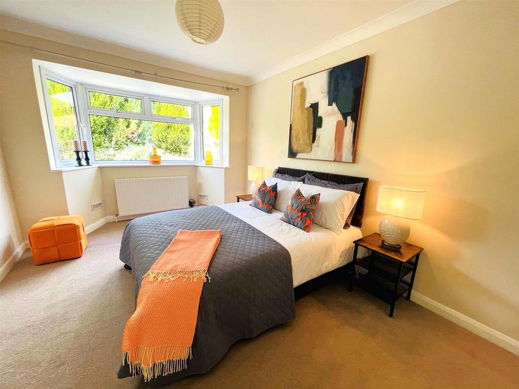 Hammer Lane, Haslemere 4 bed semidetached bungalow for sale £430,000