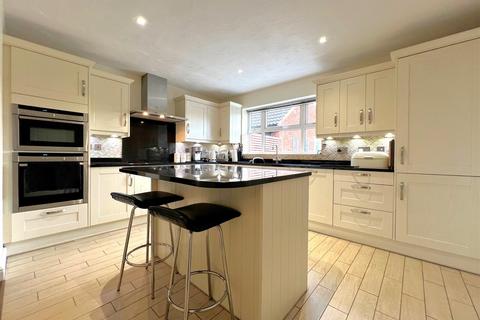 5 bedroom detached house for sale - Hermione Close, Heathcote, Warwick