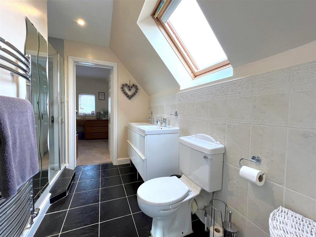 Ensuite 2.jpg