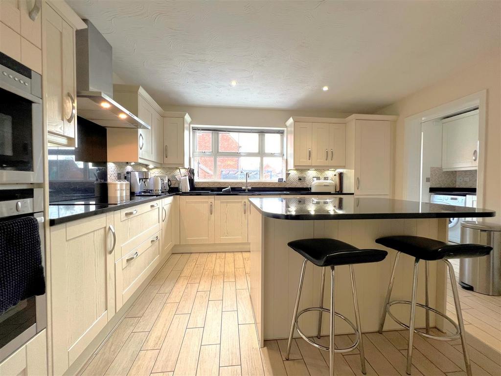 Kitchen 2.jpg