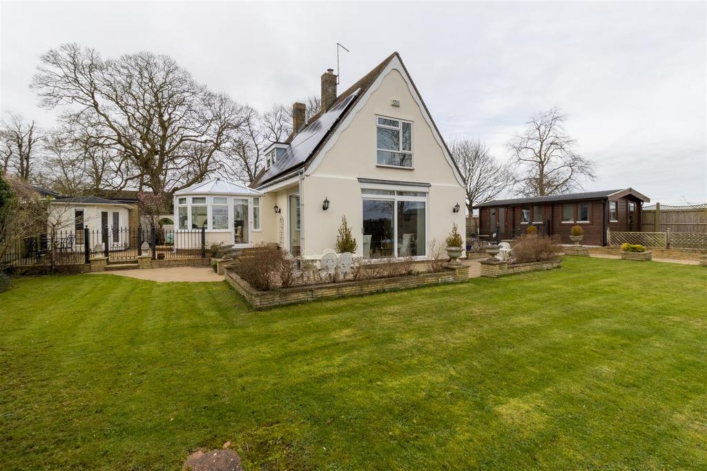 Rectory Close, Buntingford SG9 4 bed detached house for sale £825,000