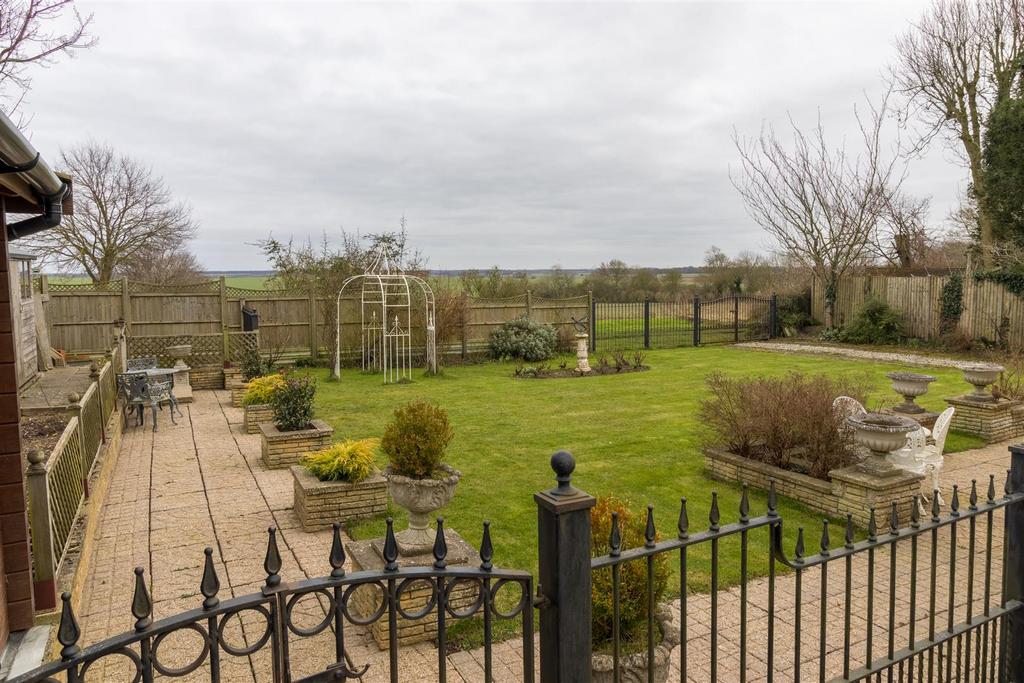 REAR GARDEN pic 2