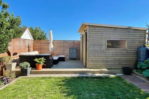 3 bedroom semi-detached house for sale - Northiam Road, Eastbourne BN20