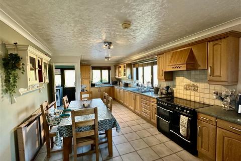 6 bedroom detached bungalow for sale, Brynawelon, Llanwenog