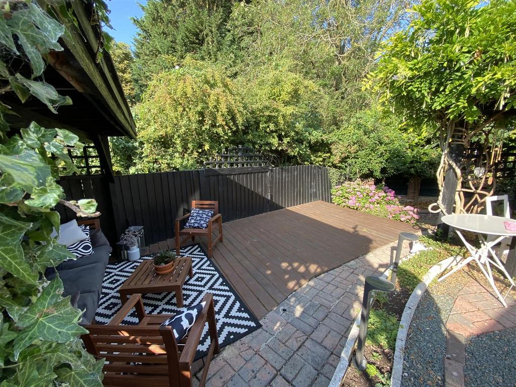 REAR GARDEN pic 2