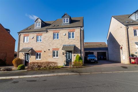 3 bedroom townhouse for sale, Dray Gardens, Buntingford SG9