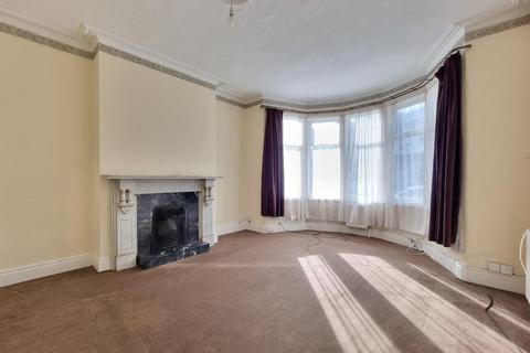 3 bedroom terraced house for sale, Lynford Gardens, Seven Kings