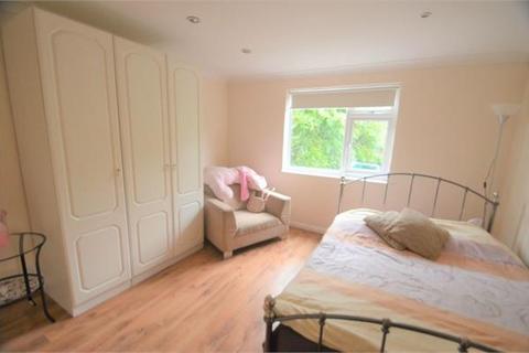 2 bedroom flat to rent, Laleham Avenue, Mill Hill, NW7