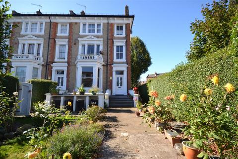 1 bedroom flat to rent, The Barons, St Margarets village