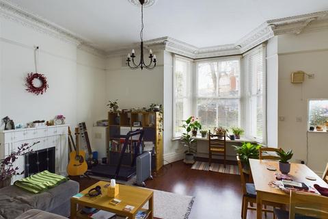 1 bedroom flat to rent, The Barons, St Margarets village