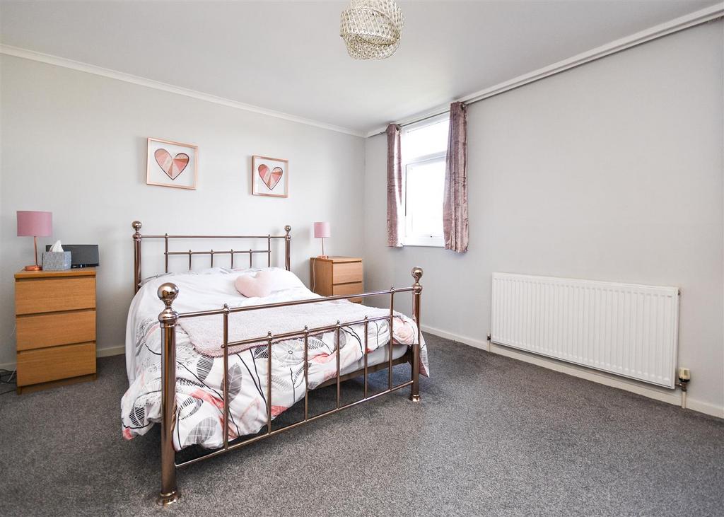 11 Woodside - Bedroom 1 (2).jpg