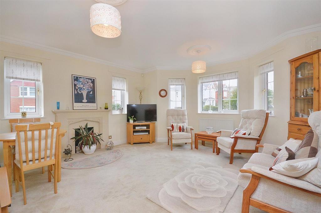 Selwyn Road, Eastbourne 2 bed flat for sale £220,000