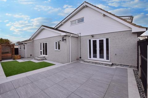 4 bedroom semi-detached bungalow for sale, Roggel Road, Canvey Island SS8