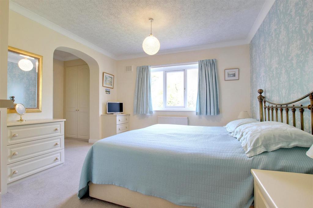 Master bedroom (rear)