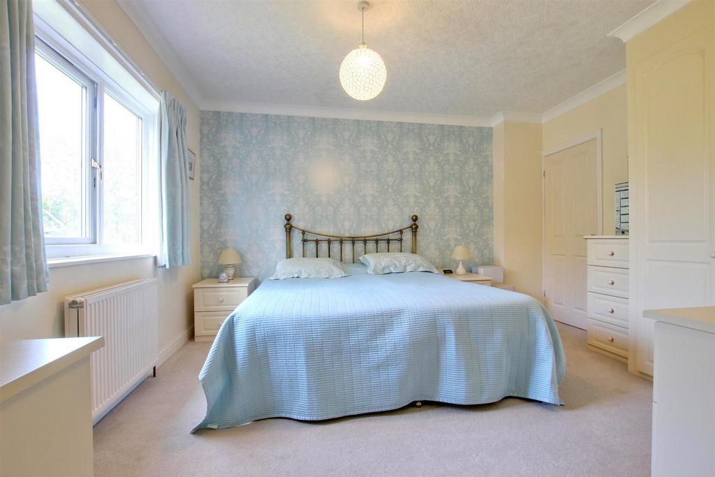 Master bedroom (rear)
