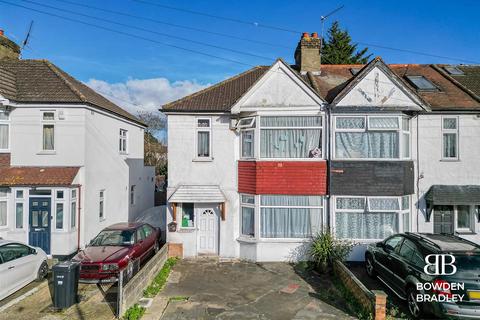 3 bedroom end of terrace house for sale - Trehearn Road, Hainault