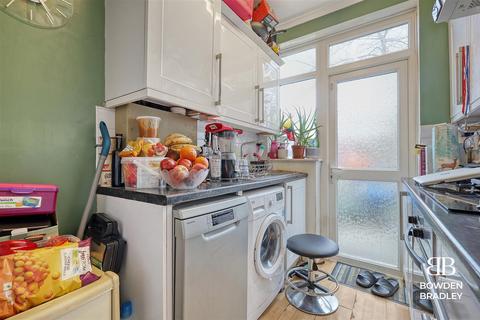 3 bedroom end of terrace house for sale - Trehearn Road, Hainault