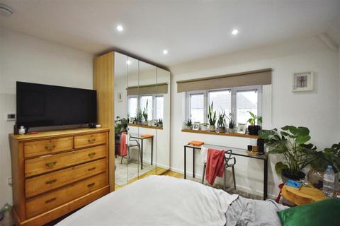 2 Birch Close, Brentford, TW8 8NS