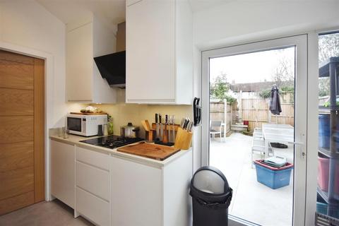 2 Birch Close, Brentford, TW8 8NS