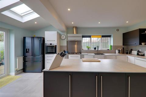 3 North Avenue, Goring By Sea, Worthing, BN12 4DA