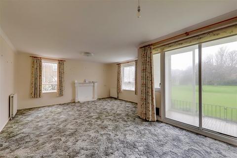 2 bedroom flat for sale - Pevensey Garden, Worthing BN11