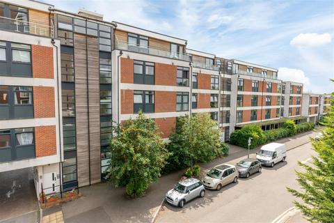 2 bedroom apartment for sale - Victoria Avenue, West Molesey