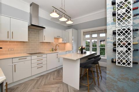 3 bedroom flat for sale, Westerham Road, Oxted, RH8